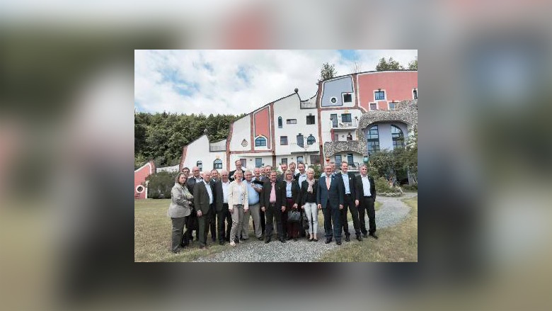 Die Abgeordneten der CDU-Fraktion vor dem Hundertwasser-Thermalbad in Blumau.