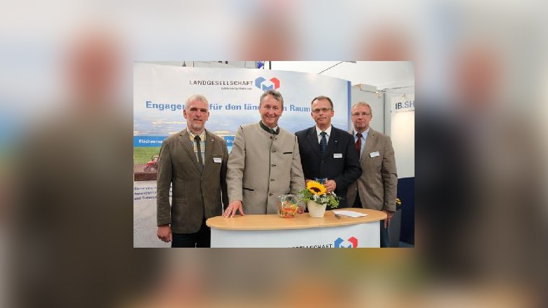 Jochen Thun, Hauke Göttsch, Thorsten Petrowitz und Claus Jarck am Stand der Landgesellschaft